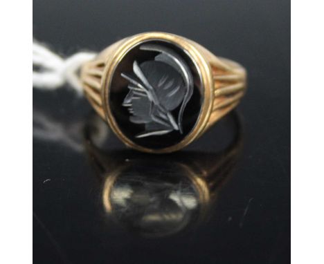 A Georgian style 9ct gold and polished steel set signet ring, depicting a profile portrait of a Centurian, size R, 6.3g