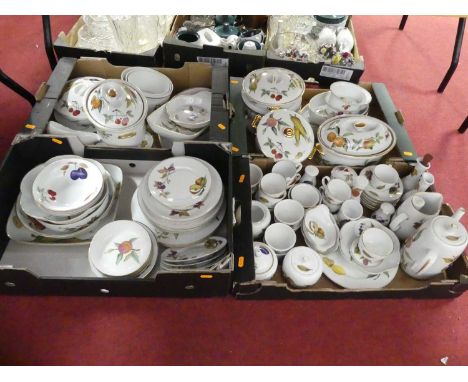 An extensive collection of Royal Worcester Evesham pattern tablewares to include tureens, dinner plates, tea cups (4 boxes)He