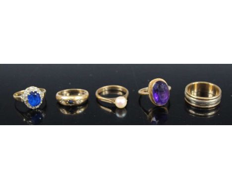 Assorted 9ct gold rings, to include wedding band, size P/Q; bezel set amethyst example; synthetic sapphire cluster; cultured 