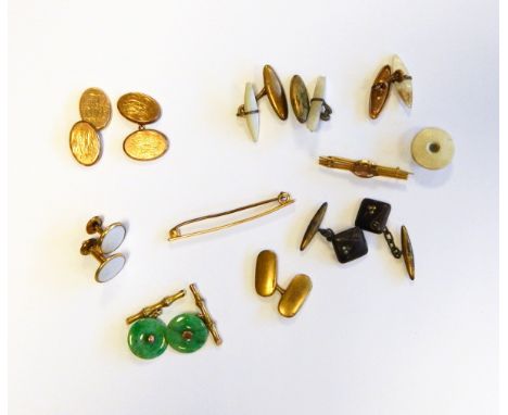 Pair of 15ct gold chain-pattern cufflinks, two 9ct gold bar brooches, a pair of jade and gilt metal chain-pattern cufflinks a