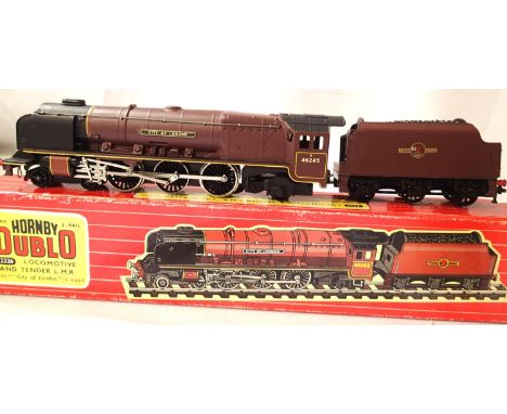 Hornby Dublo 2226 City of London 46245, Marron Late Crest. Good condition with varnishing to tender chassis frames. Box is go