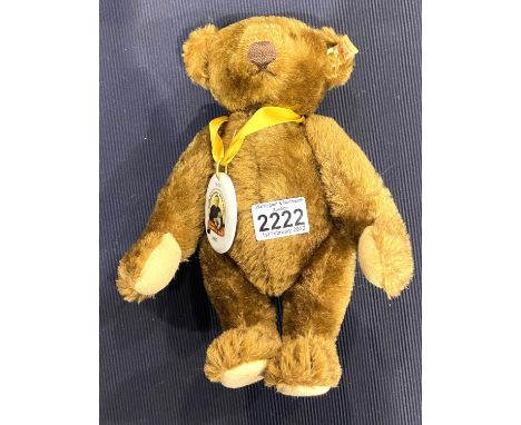 Steiff bear with growler, H: 26 cm and a badge for 1997 150 Years of Margarete Steiff. P&amp;P Group 2 (£18+VAT for the first