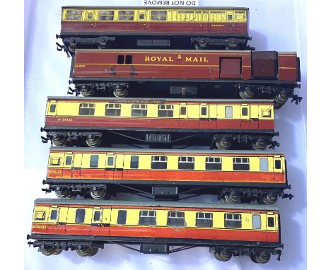 Five Hornby Dublo coaches in blood red/custard. P&amp;P Group 3 (£25+VAT for the first lot and £5+VAT for subsequent lots) 