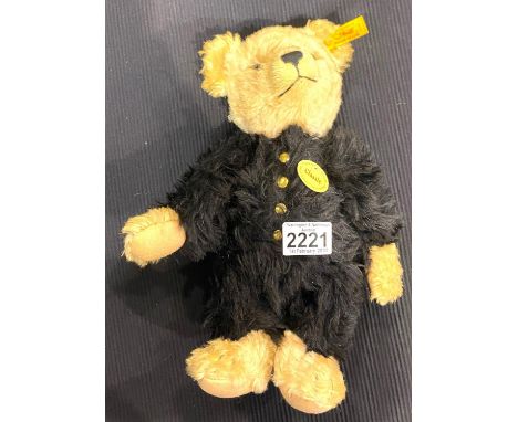 Steiff Classic bear with growler, H: 32 cm. P&amp;P Group 2 (£18+VAT for the first lot and £3+VAT for subsequent lots) 