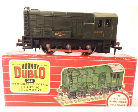 Hornby Dublo 2231, 0.6.0 diesel shunter D3302, Green Late Crest. Very good condition, paint loss to x1 conrod, box is fair. P