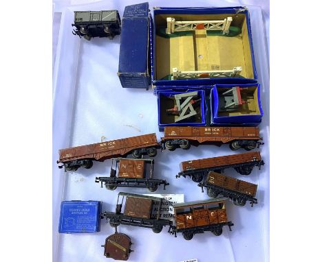 Mixed Hornby Dublo wagons and accessories. P&amp;P Group 3 (£25+VAT for the first lot and £5+VAT for subsequent lots) 