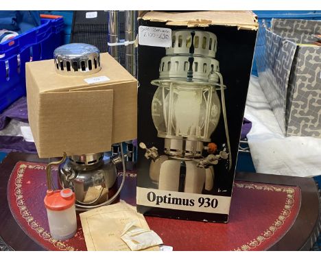 A boxed Optimus 930 paraffin lamp 