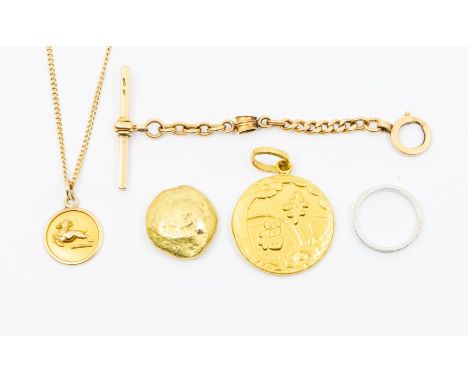 A collection of 18ct gold jewellery to include an unmarked Chinese medallion pendant with embossed Chinese script, marked P.H