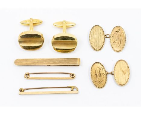 A collection of 9ct gold men's jewellery to include a pair of cufflinks, swivel fittings along with another pair with chain f