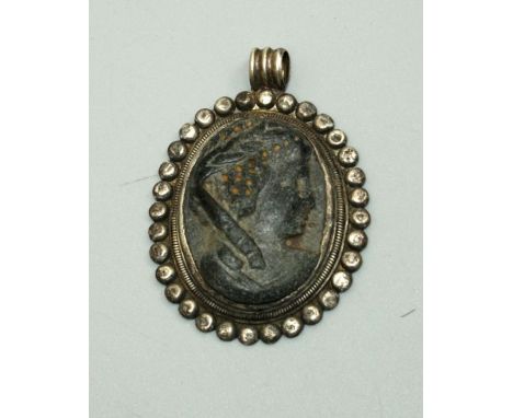 A Roman style silver Pendant, inset with steatite cameo depicting portrait with laurel wreath headband, approx. 5.9cm 