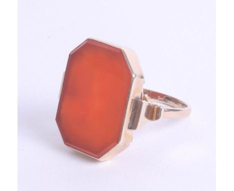 A large 9ct gold cornelian style ring, size S.