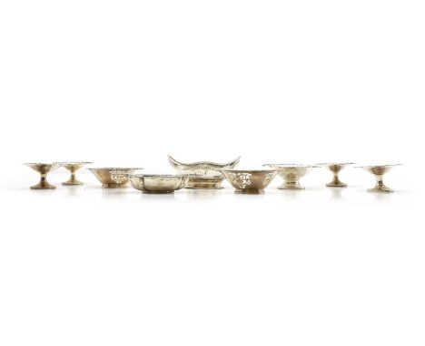 A collection of silver items comprising a footed bowl, by Atkin Brothers, Sheffield 1908, with a pierced border, 15.9cm wide,