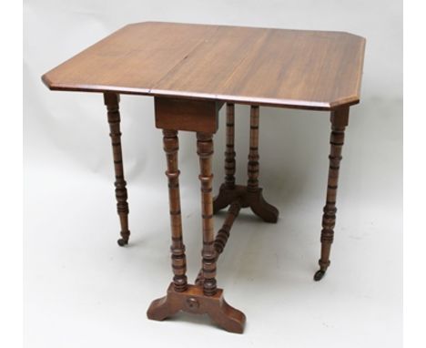 AN EDWARDIAN MAHOGANY SUTHERLAND STYLE OCCASIONAL TABLE, drop leaves, on ring turned trestle end supports, 60cm 