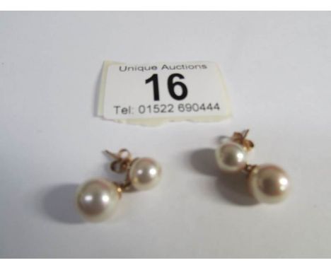 A pair of pearl drop earrings in 9ct gold