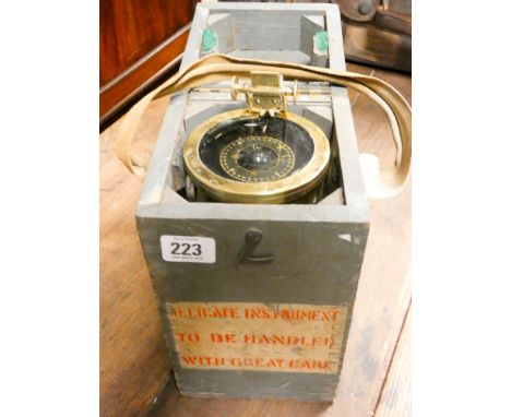 Government issue and held compass, type 065, in wooden carry case