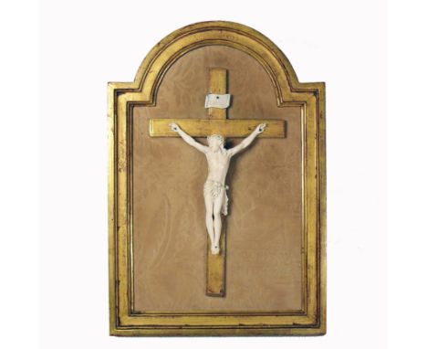 Christus am Kreuz (19.Jh.)Bein; auf vergoldetem Kreuz in vergoldetem Rahmen; rechter Oberarm am Schulteransatz restauriert; M