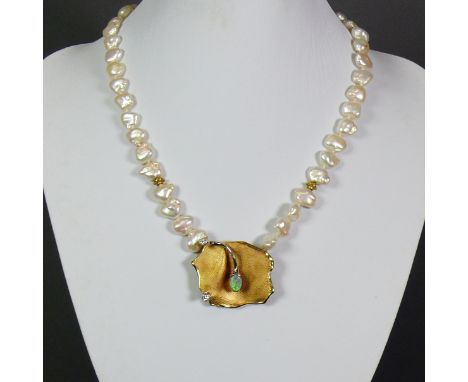 Perlencolliermit Anhänger und Opal sowie 2 kleinen Brillanten; 18ct GG; Goldschmiedearbeit mit Meistermarke H; Gesamtgewicht: