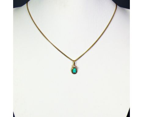 Halskette mit Anhängerjeweils 14ct GG; besetzt mit 1 Opal-Cabochon sowie 2 kleinen Brillanten; L: Kette 40 cm; zus. 3,4g; ung