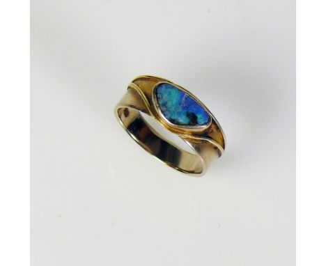 Damenring18ct GG; besetzt mit 3-eckförmiger Opal-Triplette; 4,8g; Ringgr. 58