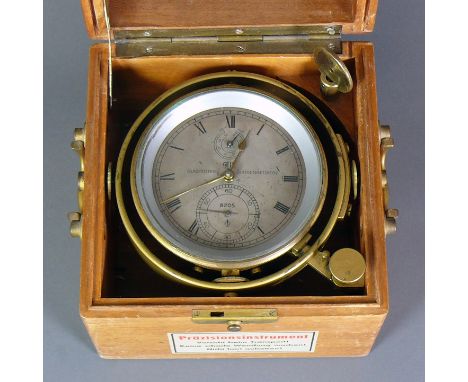 Glashütter Schiff-Chronometerin Original-Holzkasten mit seitlichen, schwenkbaren Messing-Tragegriffen; Nr. 8205; kardanische 
