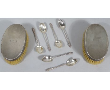 A matched pair of Elizabeth II silver clothes brushes, engine turned with oval backing, initialled E.D.S., 13cm wide, London 