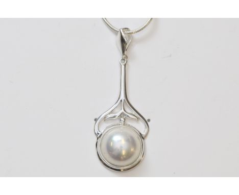 A silver and freshwater pearl necklace