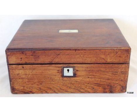 A Victorian mahogany jewellery box with mother of pearl inlay 13 x 30 x 22cm