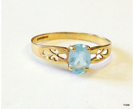 A 9ct gold ladies Aquamarine stone ring size Q