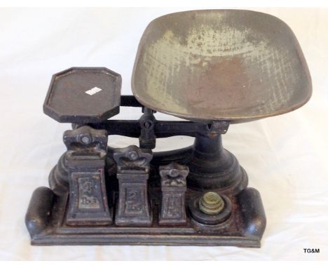 A vintage Avery cast iron kitchen scales with weights
