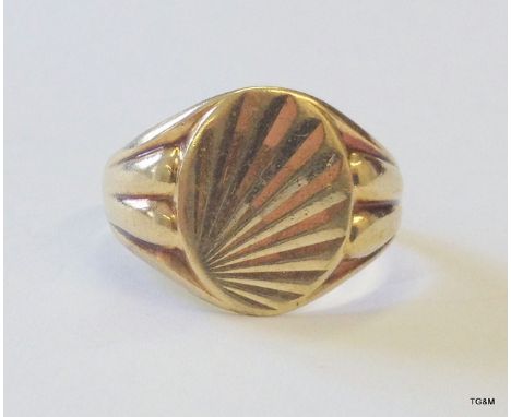 A 9ct gold mans signet ring size S