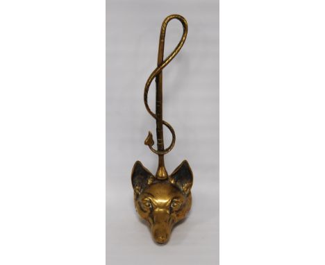 Hunting-themed brass doorstep in the form of a fox's head with riding crop handle, 41.5cm.