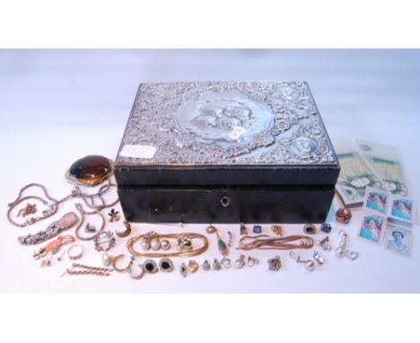 Leather jewel box with embossed silver top (1991), 18ct gold ring (1.3g), Victorian agate brooch and various items. 