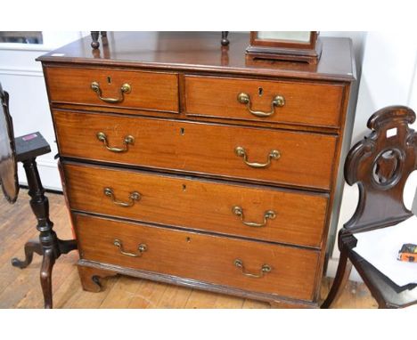 A George III mahogany chest of drawers, the rectangular top above two short and three long drawers, raised on bracket feet. 1