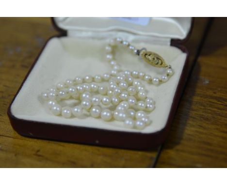 A single strand graduated cultured pearl necklace with 9ct gold clasp. Length approx. 45cm