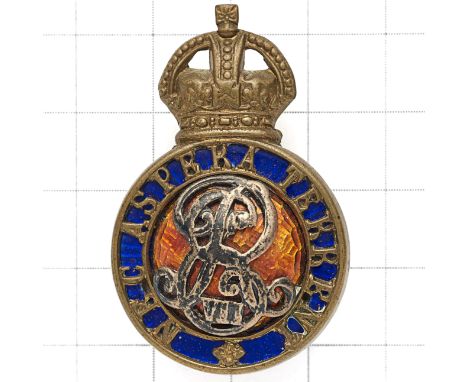 Royal Military College, Sandhurst Edwardian Officer Cadet's cap badge circa 1901-10. Crowned pierced gilt circlet ‘NEC ASPERA