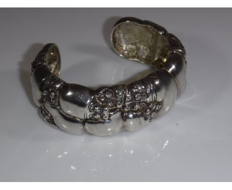A Patrick Mavros silver bangle in the form of interlocking submerged hippos, (Patrick Mavros, Colony of Zimbabwe 1992), appro
