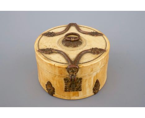 A Siculo-Arabic ivory and gilt copper cylindrical box or pyx (pyxide), 12/13th C.
 
H: 6,5 cm, Dia.: 11 cmThe form of this sm