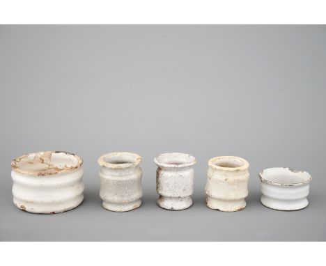 A set of 5 white Dutch Delft ointment jars and albarello, 17/18th C. H: 5 cm  Condition reports and high resolution pictures 