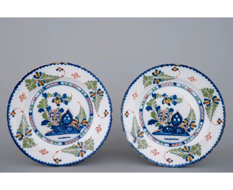 A pair of polychrome English Delftware plates, London, 18th C. Dia.: 23,5 cm Condition reports and high resolution pictures a