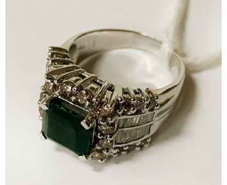 18CT GOLD EMERALD &amp; DIAMOND RING - SIZE Q