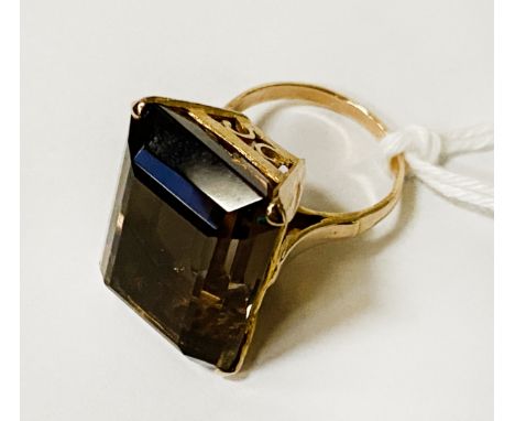 9CT YELLOW GOLD SMOKEY QUARTZ RING - SIZE L