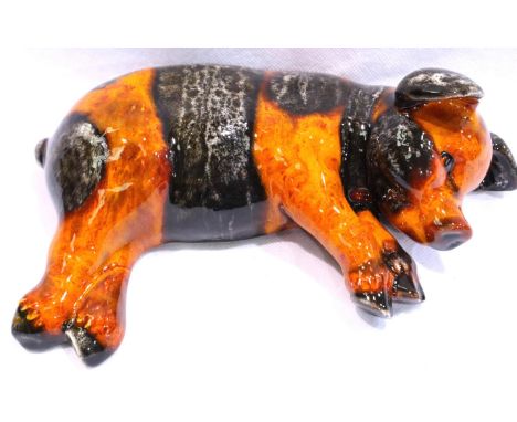 Anita Harris reclining pig, signed in gold, L: 21 cm, no cracks or chips. P&amp;P Group 2 (£18+VAT for the first lot and £3+V