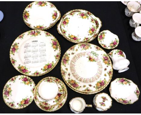 Twenty two pieces of Royal Albert Old Country Roses, mainly dinner plates, largest D: 26 cm, no chips or cracks. P&amp;P Grou