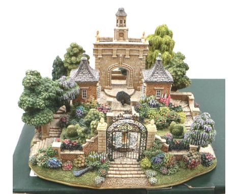 Boxed Lilliput Lane limited edition no 1958, The Millennium Gate, with deeds, 20 x 20 cm, excellent condition, no chips or cr