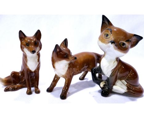 Three Beswick foxes, largest L: 12 cm, no cracks or chips. P&amp;P Group 1 (£14+VAT for the first lot and £1+VAT for subseque