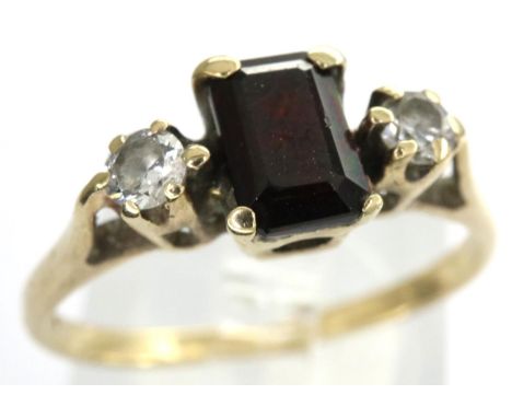 9ct gold ring set with a square garnet and CZ shoulders, size M, 1.9g. P&amp;P Group 1 (£14+VAT for the first lot and £1+VAT 