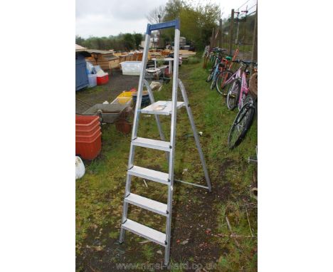 An aluminium 4 rung step ladder set.