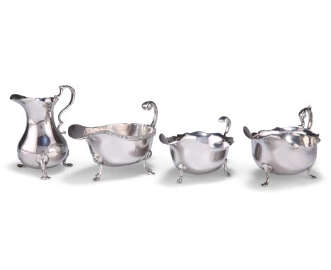 AN EDWARDIAN SILVER SAUCE BOAT,&nbsp;by Henry Bourne, Birmingham 1905, with scalloped rim, the S-scroll handle with leaf-form