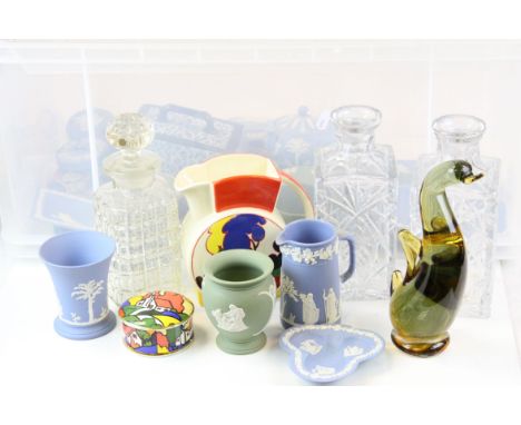 Box of ceramics and glass to include Moorland Chelsea Works art deco style jug, trinket box, cheese dish, quantity of Jasperw