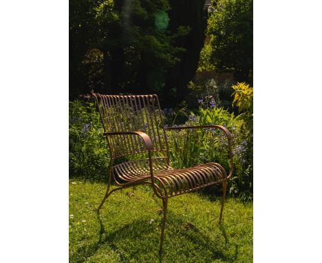 A compact yet stylish iron chair with an eye-catching copper finish. Expertly crafted, the curves of this chair cradle the si